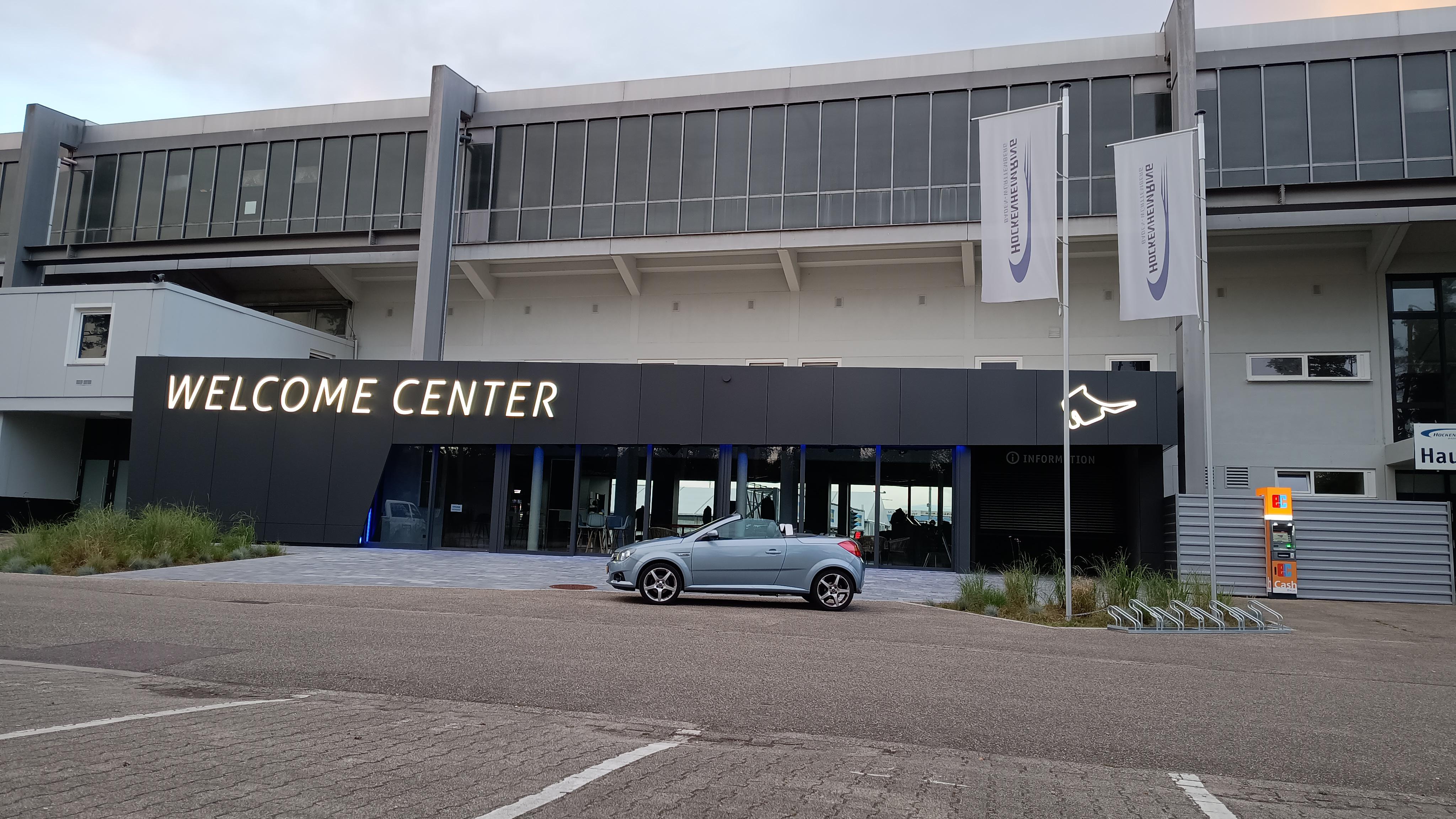 De Tigra in Hockenheim bij het circuit.