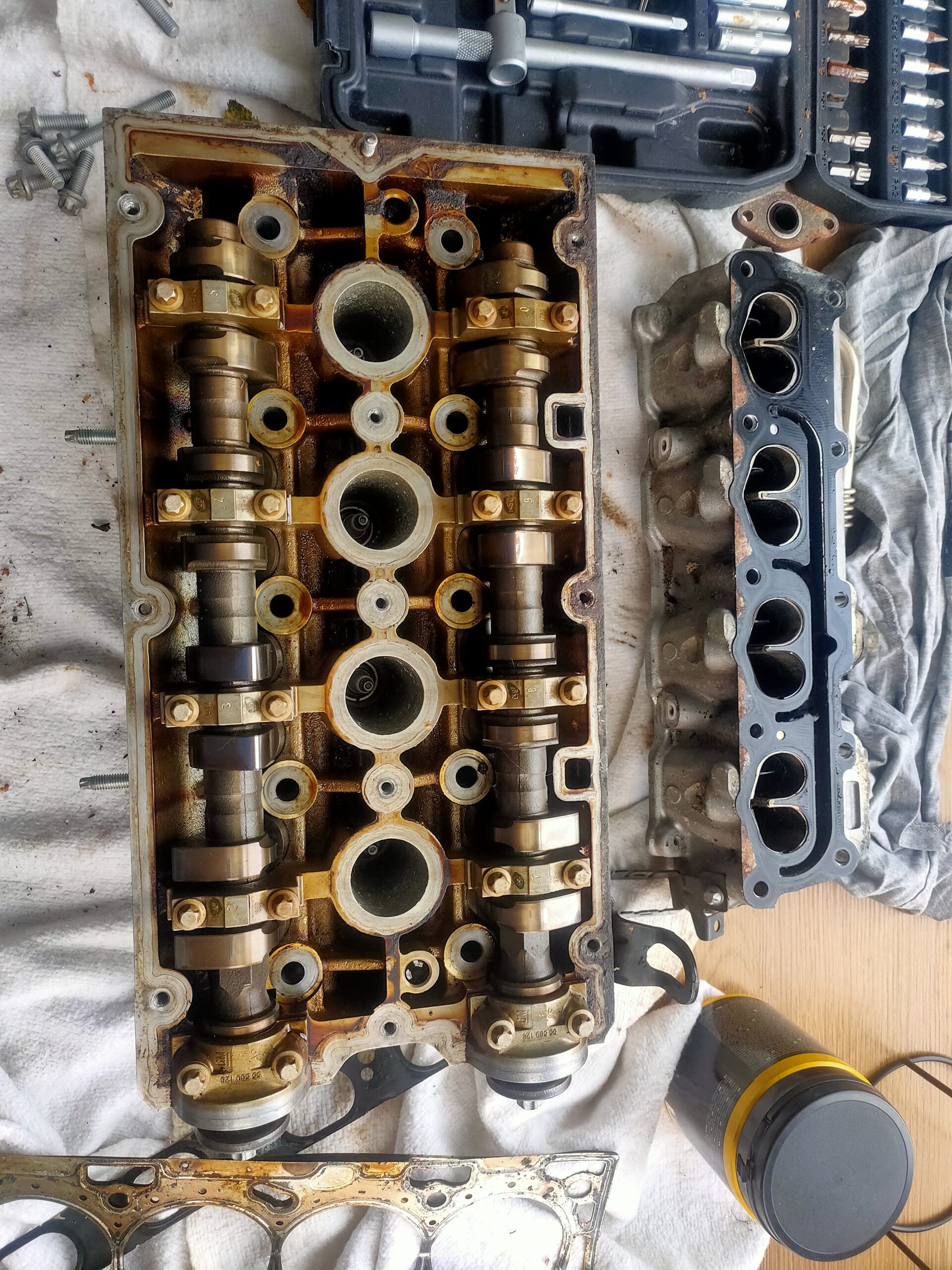 Cylinderheadwithintakemanifold.jpg